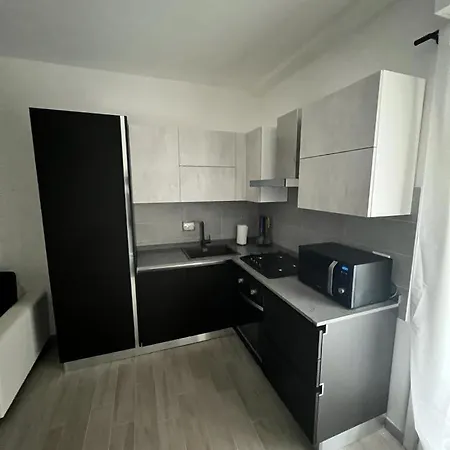 Black&white House Con Posto Auto *